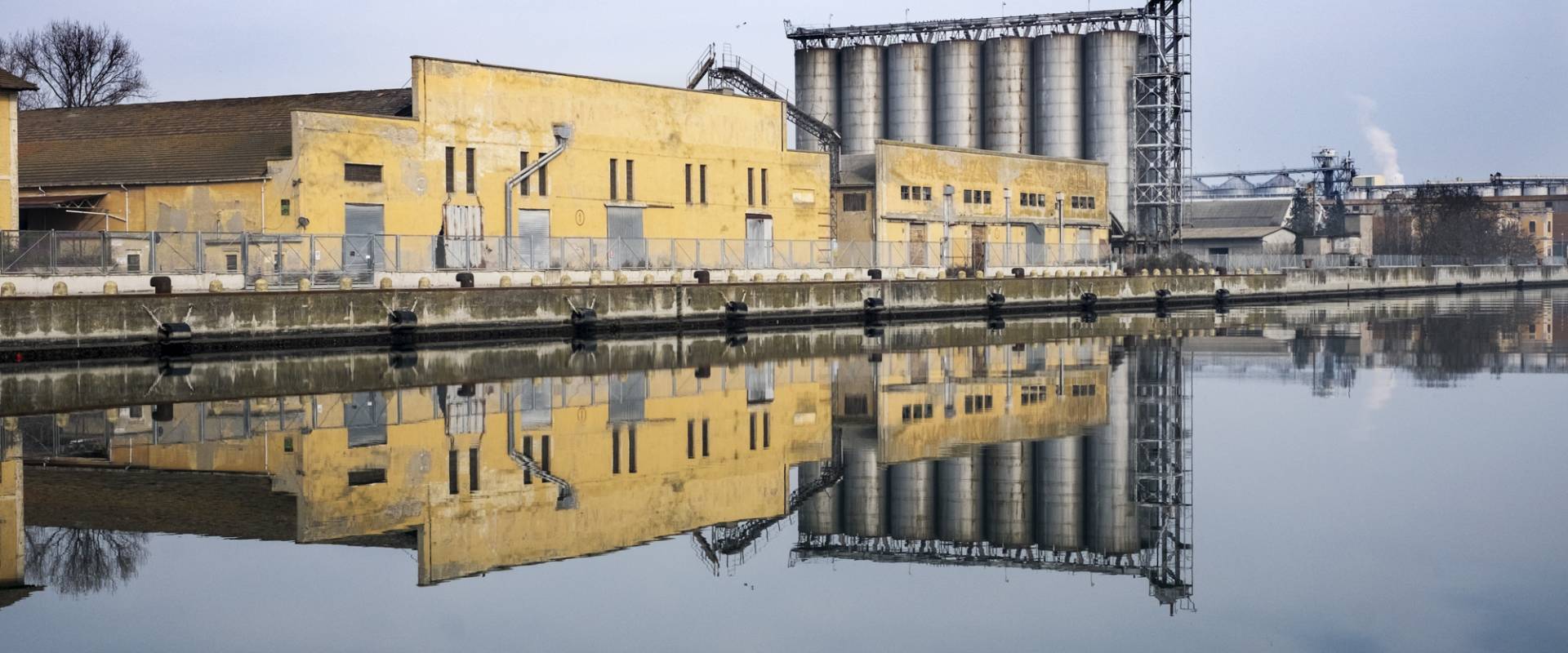 Vecchia fabbrica con riflesso photo by Domenico Bressan